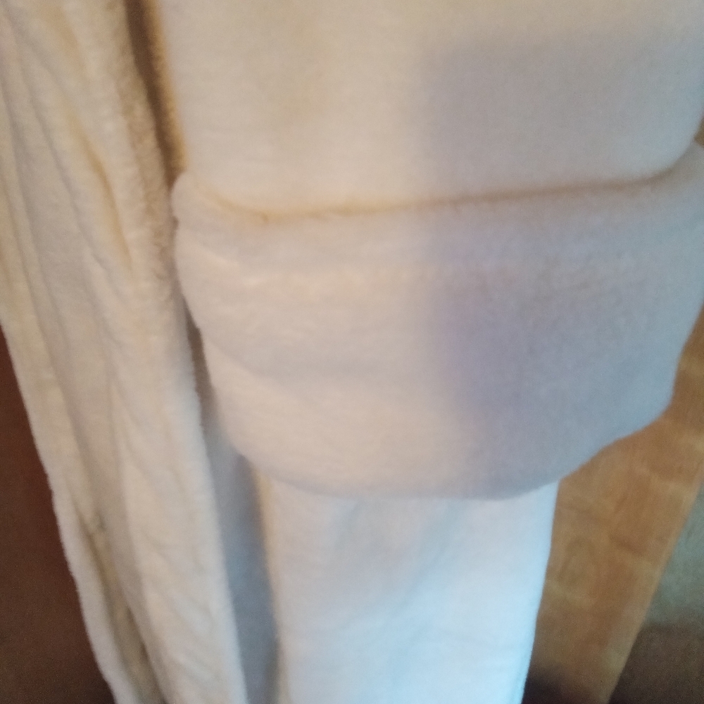 Plush White Robe - Picture 2 of 4